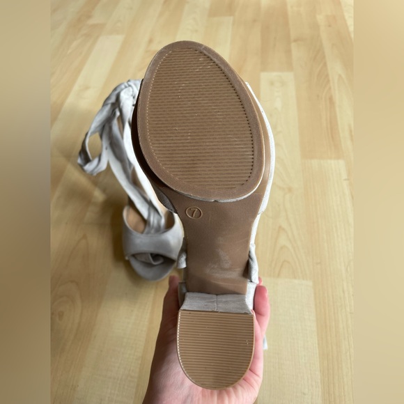 Lulu’s Dorian Lace-Up Platform - Picture 3 of 5